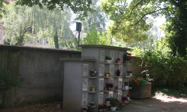 Neue Urnenstelen auf Krifteler Friedhof – Die alten werden erhalten