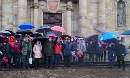 Mit Regenschirmen vor dem Dom in Fulda