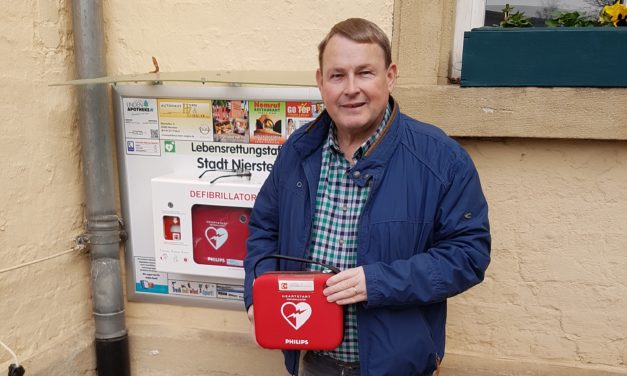 Neuer Defibrillator im Rathaushof der Stadt Nierstein installiert