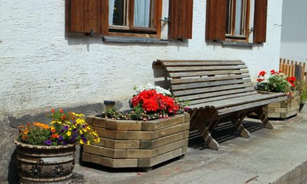 Blumenkübelpaten in Alt-Kostheim erhalten Zuschuss des Ortsbeirates