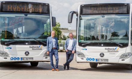 <span class="entry-title-primary">In Rüsselsheim fahren jetzt zwei Hybridbusse</span> <span class="entry-subtitle">en Stadtwerken sind Klimaschutz und mehr Sicherheit beim Rechtsabbiegen wichtig </span>