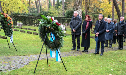 Volkstrauertag: Stadt Rüsselsheim gedenkt der Opfer von Kriegen und Gewalt