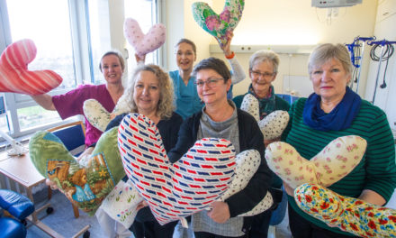 Nähtreff aus Groß-Gerau spendet seit 2015 über 600 Herzkissen für Brustkrebspatientinnen