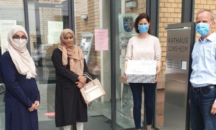 Frauen der Ahmadiyya-Gemeinde nähen Alltagsmasken: Spende an Stadtverwaltung