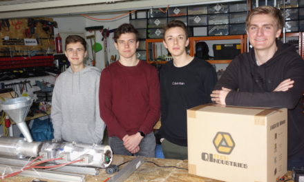 Vier junge Männer entwickeln High-Tech