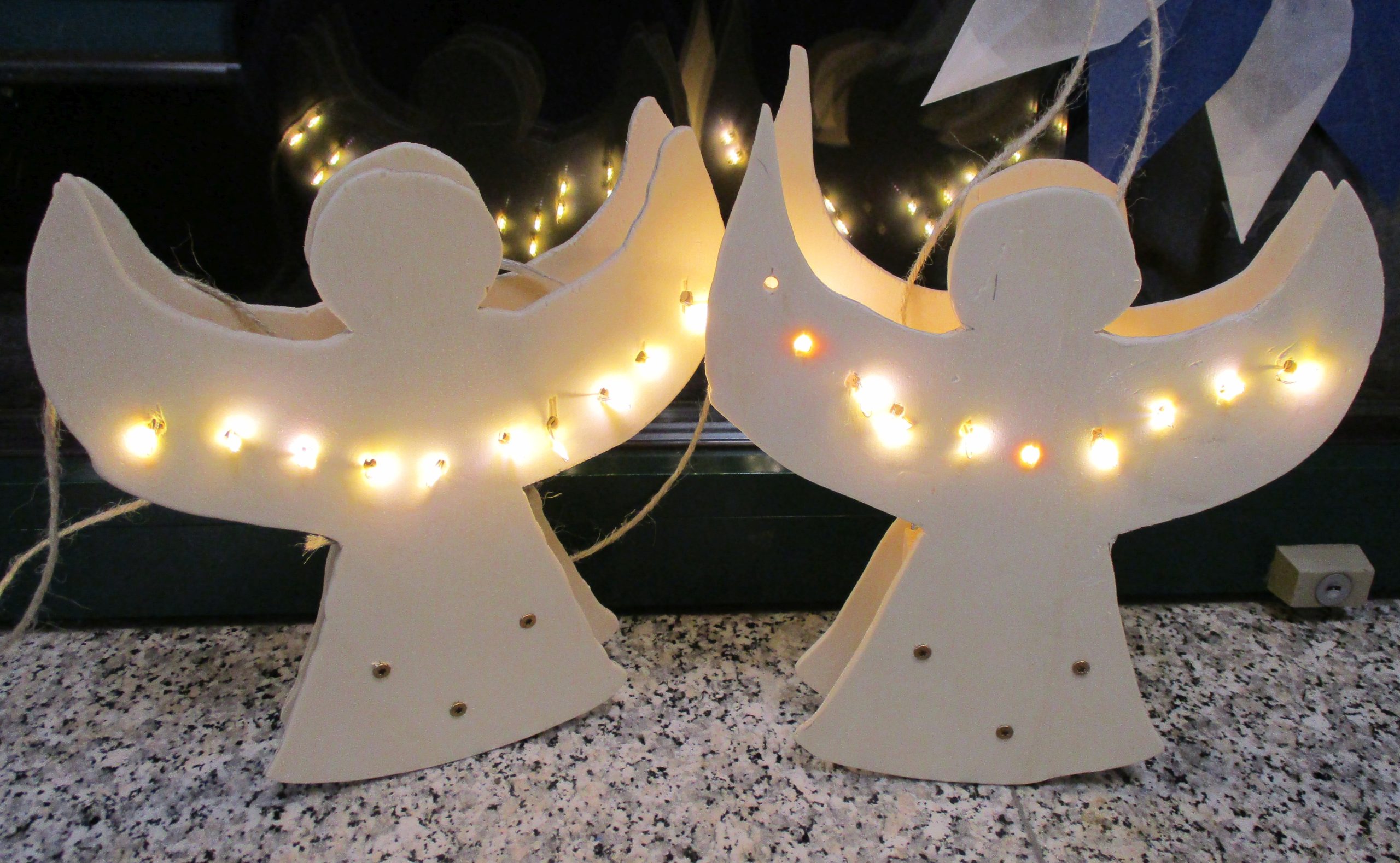 Jugendhaus_Engelbild Holzwerkstatt Engel, die leuchten: In der Holzwerkstatt wurde bereits kräftig an der weihnachtlichen Dekoration gearbeitet. Foto: Jugendhaus Oppenheim
