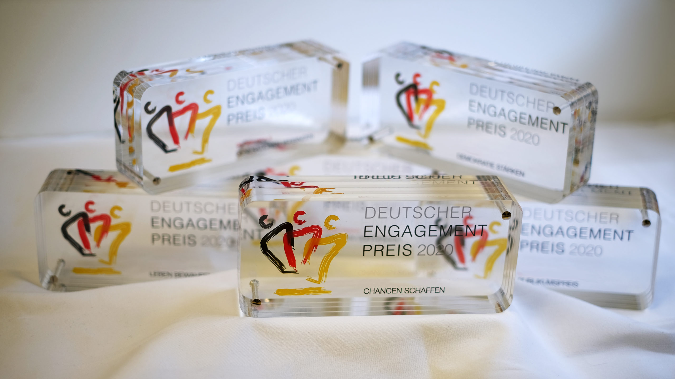 Pokale_2020 Der Deutsche Engagementpreis ist der Dachpreis für bürgerschaftliches Engagement in Deutschland