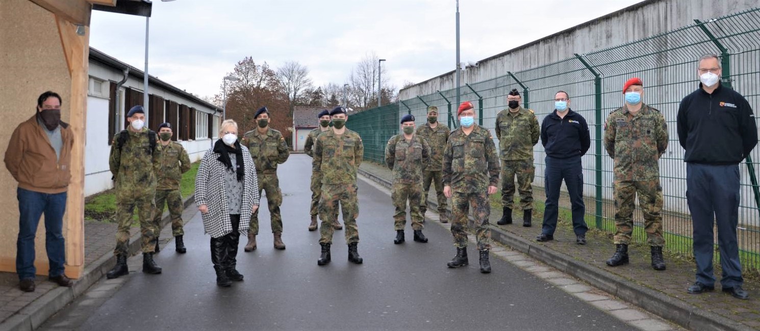 BU2: Landrätin Dorothea (1.v.l.) überreichte den im Mainz-Binger Gesundheitsamt stationierten Soldaten ein Präsent zum Jahresende, um ihre Dankbarkeit auszudrücken. Foto: Kreisverwaltung/Sascha Jakobi