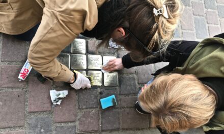 Reinigung der Stolpersteine in Nierstein – ein Zeichen setzen gegen Rechtsextremismus
