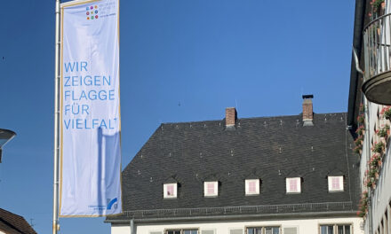 Das Rüsselsheimer Rathaus zeigt „Flagge für Vielfalt“ zum Deutschen Diversity-Tag