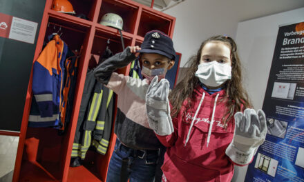 Ferienbetreuungskinder entdecken Feuerwehr-Ausstellung