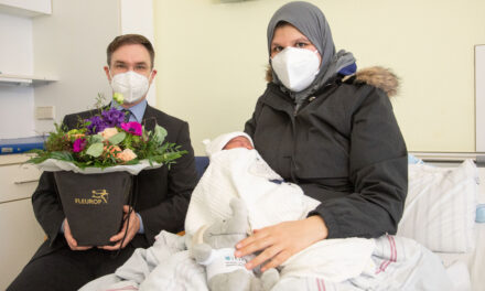 Neujahrsbaby 2022 im GPR Klinikum begrüßt