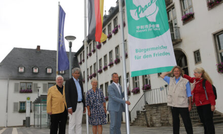 Rüsselsheim am Main zeigt Flagge für den Frieden und gegen Atomwaffen