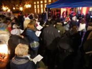 Vielstimmige Sangeslust bei Kerzenschein Das Stadtwerke-Adventssingen lockt wieder ein großes Publikum vor das Haus der Kirche