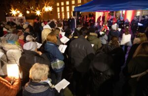 Vielstimmige Sangeslust bei Kerzenschein Das Stadtwerke-Adventssingen lockt wieder ein großes Publikum vor das Haus der Kirche