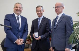 Wappen der Stadt Rüsselsheim am Main in Gold für Werner Stahl