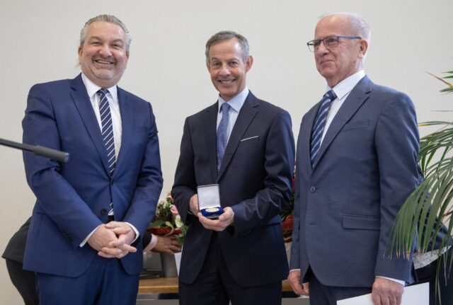 Werner Stahl bekommt das goldene Wappen