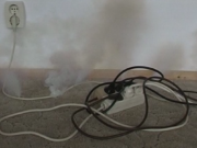 Brandrisiko Mehrfachsteckdosen Zu viele Elektrogeräte an einer Mehrfachsteckdose – und schon brennt das ganze Haus. Besonders billige Steckdosenleisten können gefährlich sein.