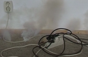 Brandrisiko Mehrfachsteckdosen Zu viele Elektrogeräte an einer Mehrfachsteckdose – und schon brennt das ganze Haus. Besonders billige Steckdosenleisten können gefährlich sein.