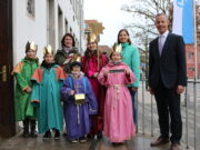 Sternsinger segnen das Rathaus