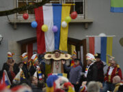 „Der Gerd muss weg“ Schwarze Gesellen und ULKer legen Ortsvorsteher in Ketten