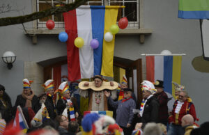 „Der Gerd muss weg“ Schwarze Gesellen und ULKer legen Ortsvorsteher in Ketten