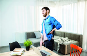 Rückenschmerzen vorbeugen Arbeiten am Schreibtisch