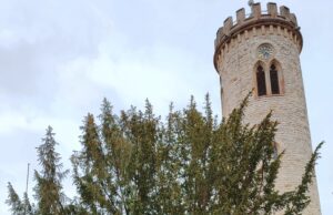 Oppenheimer Adventsfenster 2022 SPENDE 2005,35 Euro Spenden für neue Treppe im Uhrturm