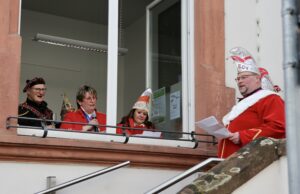 Anette Odenweller in Handschellen abgeführt