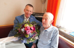 Landrat Will gratuliert Johannes Völkel in Rüsselsheim zum 100. Geburtstag: Blumen für den rüstigen Jubilar