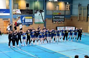 Die Ischn stoßen den Bock um