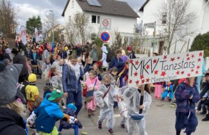 Volle Gassen, prima Wetter und beste Stimmung Der Umzug in Lörzweiler