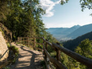 Genusswandern mit Kastanien, Birnen und Rosen Nachhaltige Naturerlebnisse, Kulinarik und Wellness in Südtirol