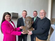 Zurück am historischen Ort Büste Heinrich Gerbers ans TIGZ in Gustavsburg übergeben