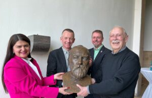 Zurück am historischen Ort Büste Heinrich Gerbers ans TIGZ in Gustavsburg übergeben