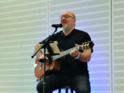 Harry Borgner singt Reinhard Mey – ein Abend für die Seele Der Mann mit den 1000 Stimmen begeistert im katholischen Pfarrzentrum