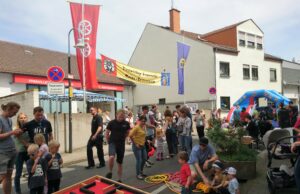 Spannende Schauübungen, eine Kübelspritze und eine Hüpfburg Superwetter lockte zahlreiche Gäste zum Tag der Feuerwehr nach Bretzenheim