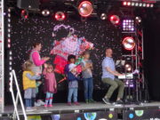 „Was macht der Weihnachtsmann im Sommer?“ Oliver Mager rockte bei der Feier „20 plus drei Jahre Kidicare“