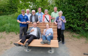 Jubiläums-Liegebank am Keesgraben eingeweiht 25-jähriges Bestehen der SKG Wanderabteilung