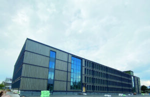 Zukunftsweisender Bau in Holz KREISVERWALTUNG . . . Das neue Verwaltungsgebäude spart 200 Tonnen CO2 im Jahr