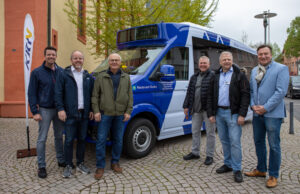 Neue Stadtbuslinie für Nieder-Olm mit drei Kleinbussen unterwegs Fahrzeuge tragen Namen der Partnerstädte – ein Bus fährt elektrisch