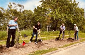 Erweiterung des Baumlehrpfades mit Hilfe des Rotary-Clubs Hochheim-Flörsheim Oberer Rheingau Anpflanzung von 70 artenreichen und blühfreudigen Sträuchern
