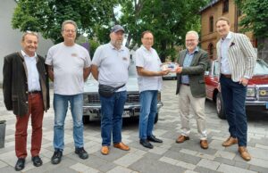 Oldtimerfreunde übergeben Spende für die Flörsheimer Bürgerstiftung