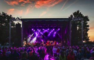 Deutsche Songklassiker in neuem Gewand (Verlosungsaktion) Bekannte Mainzer Band Jammin‘ Cool rockt gemeinsam mit dem Kammermusikensemble Laubenheim den Dollespark