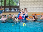 Mit Spaß ans Wasser gewöhnen Stadtwerke sponsern Rutsche fürs Eltern-Baby-Schwimmen des Rüsselsheimer Schwimm-Clubs