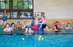 Mit Spaß ans Wasser gewöhnen Stadtwerke sponsern Rutsche fürs Eltern-Baby-Schwimmen des Rüsselsheimer Schwimm-Clubs