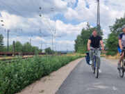 Landrat Will und Bürgermeister Kalweit testen neuen Belag auf dem Radweg: Komfortabel radeln in Bischofsheim