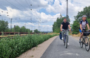 Landrat Will und Bürgermeister Kalweit testen neuen Belag auf dem Radweg: Komfortabel radeln in Bischofsheim