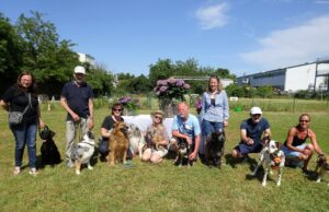 Segnung für treue Vierbeiner Hundesegnung beim Hundeverein im Hechtsheimer Gewerbegebiet