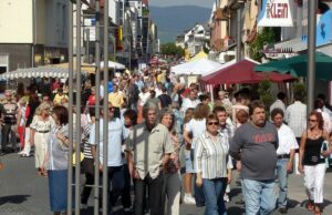 Kaufvergnügen vor der Kulisse der Medienlandschaft Verkaufsoffener Sonntag zum SWR Sommerfestival